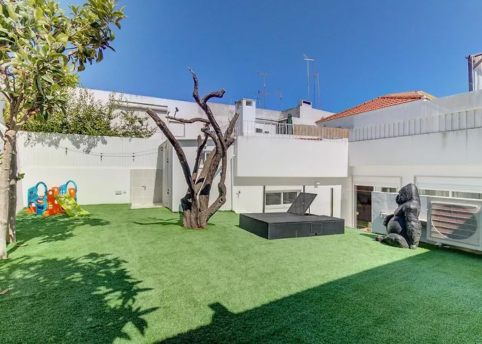 Brand New! 3-Bedroom Apartment With Private Sunny Patio In Cacilhas!