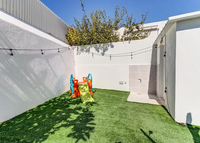 Brand New! 3-Bedroom Apartment With Private Sunny Patio In Cacilhas!