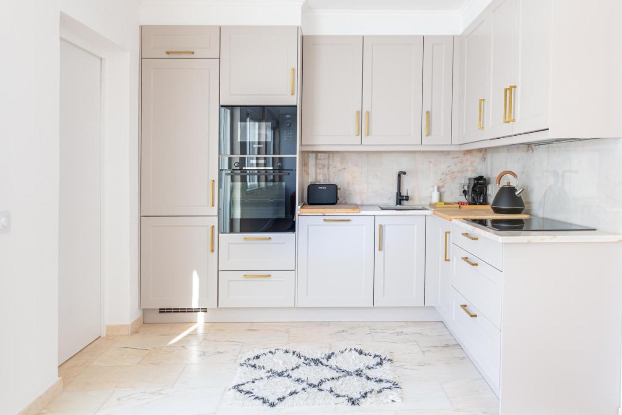 Apartment Brand New! 3-bedroom With Private Sunny Patio In Cacilhas! Almada