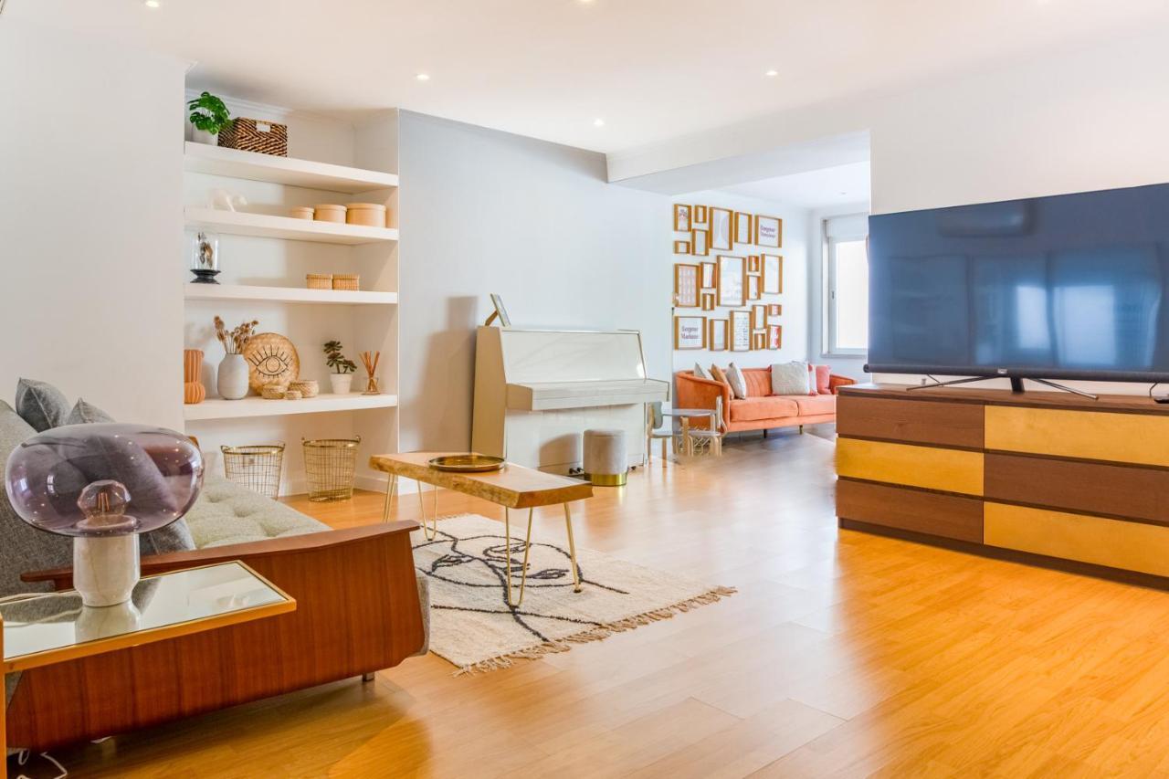 Brand New! 3-bedroom With Private Sunny Patio In Cacilhas!